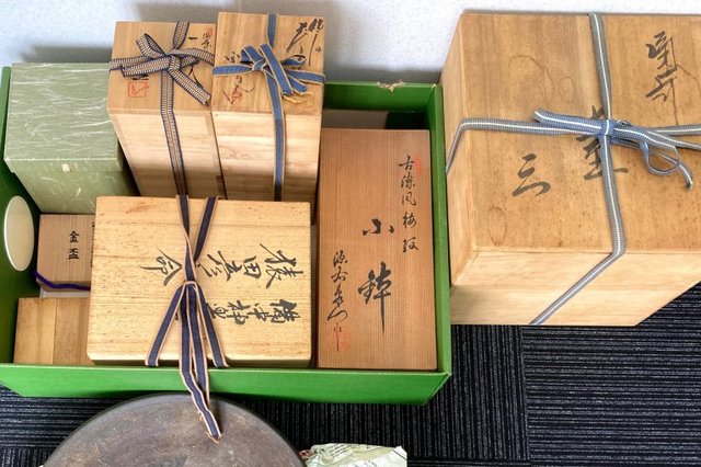 岡山県総社市小寺:茶道具,鉄瓶,窯,茶碗など多数を店頭査定,買取しました。の画像