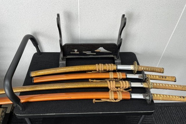 岡山市北区伊島町:刀掛け,模造刀,仏像,掛軸等多数を店頭査定,買取(持ち込み)させていただきました。の画像