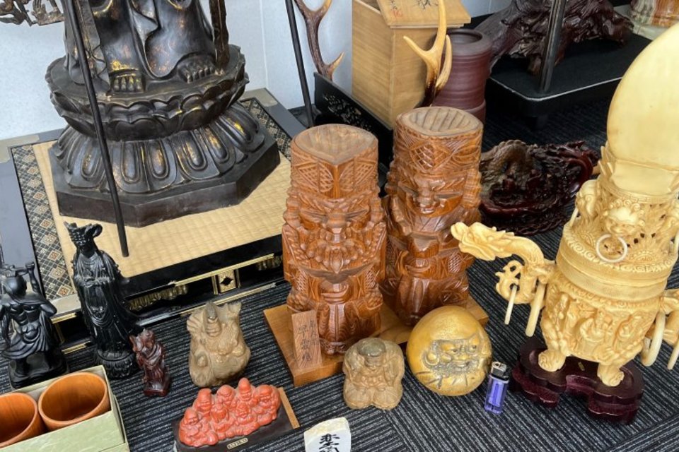 玉野市小島地:備前焼,花瓶,茶碗,木彫り,置物,掛軸など多数を店頭査定,買取(持ち込み)しました。の画像