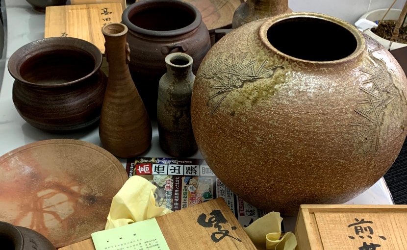 備前焼、茶色いストライプ模様の花瓶