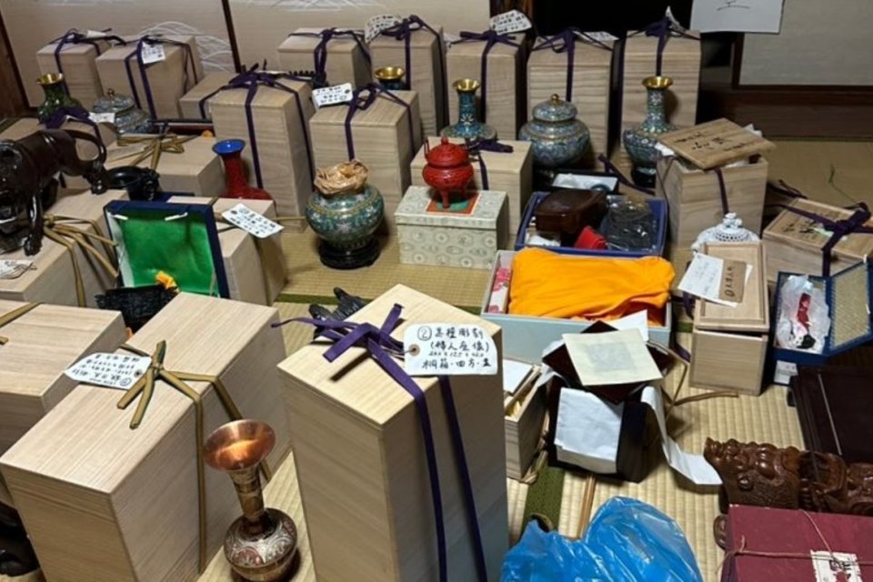 岡山市北区久米:七宝焼,花瓶,花入,堆朱,備前焼,工芸品,木彫り,置物,掛軸など多数を出張査定,買取(訪問)しました。の画像
