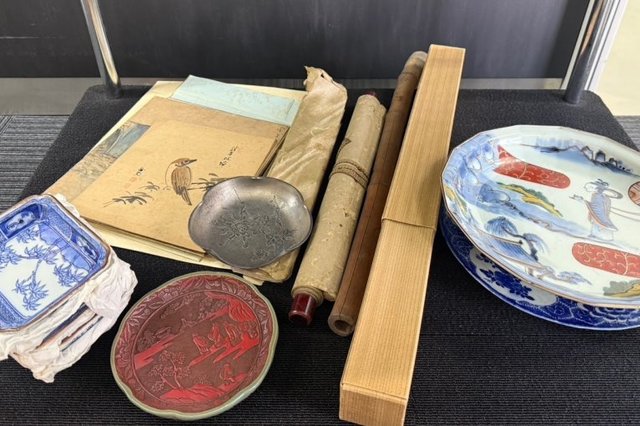 浅口市金光町:骨董品,中国美術,染付,堆朱,皿,錫,茶托,掛軸,色紙,備前焼など多数を店頭査定,買取(持ち込み)しました。の画像