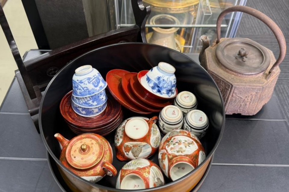 岡山市北区辛川市場:久谷焼,染付,煎茶道具,急須,茶碗,鉄瓶,茶托,刀掛けなど多数を店頭査定,買取しました。の画像