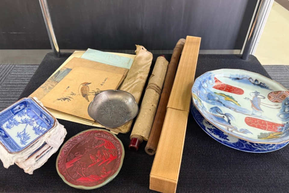 【倉敷市：蔵の美本店】掛け軸、大皿、小皿、色紙、錫茶托など多数を店頭査定、買取（持ち込み）しましたの画像
