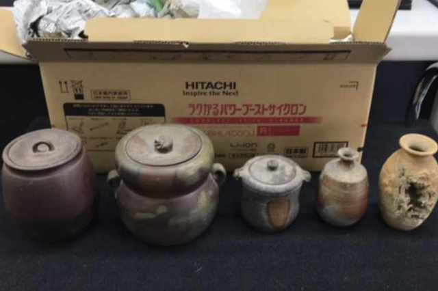 蔵の美本店で玉野市宇野在住のお客様より備前焼、茶道具、花入れ、徳利を持ち込み査定の画像