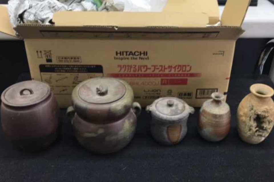 蔵の美本店で玉野市宇野在住のお客様より備前焼、茶道具、花入れ、徳利を持ち込み査定の画像