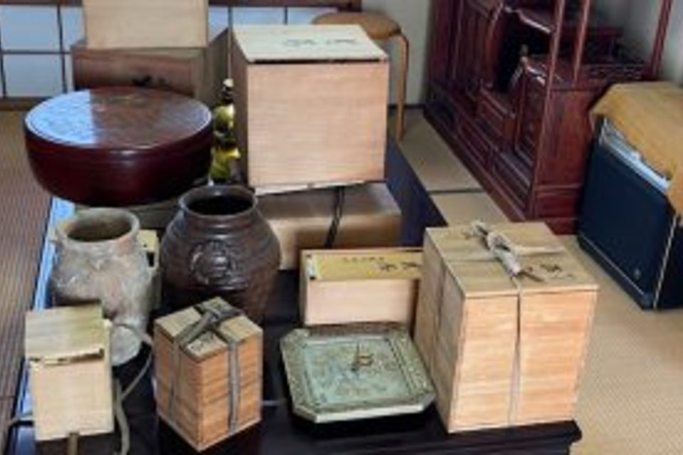 岡山県総社市秦のお客様宅にお伺いし備前焼,花瓶,壺,花器,煎茶器,掛時計を出張査定,買取りをさせていただきました。の画像