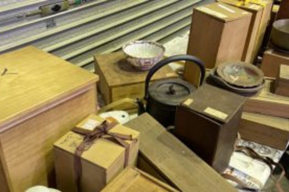 新見市千屋:茶器,白磁茶入,鉄瓶,赤絵鉢,花瓶など多数を出張査定、買取させて頂きました。の画像