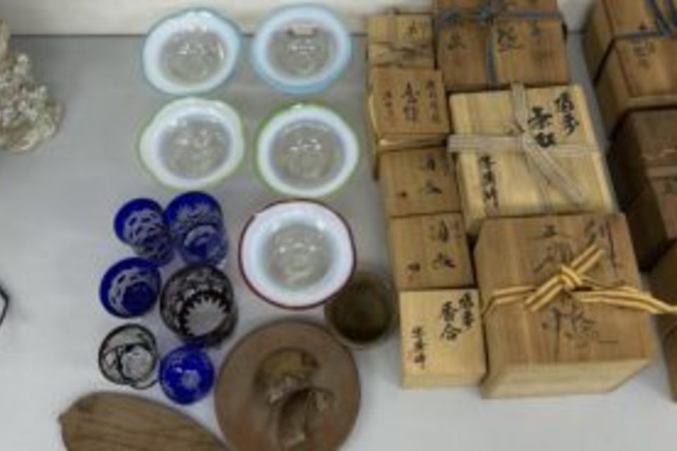 高梁市川上町:備前焼,宝瓶,茶碗,酒器,香合,皿,切子,ガラス製品などを店頭査定、買取させて頂きました。の画像