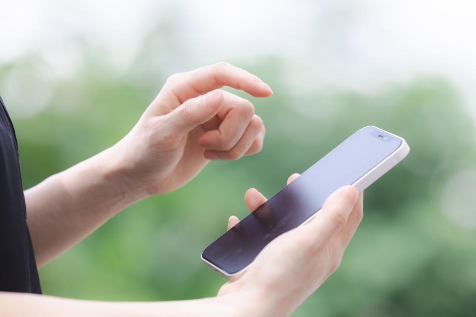 スマホで問い合わせている画像