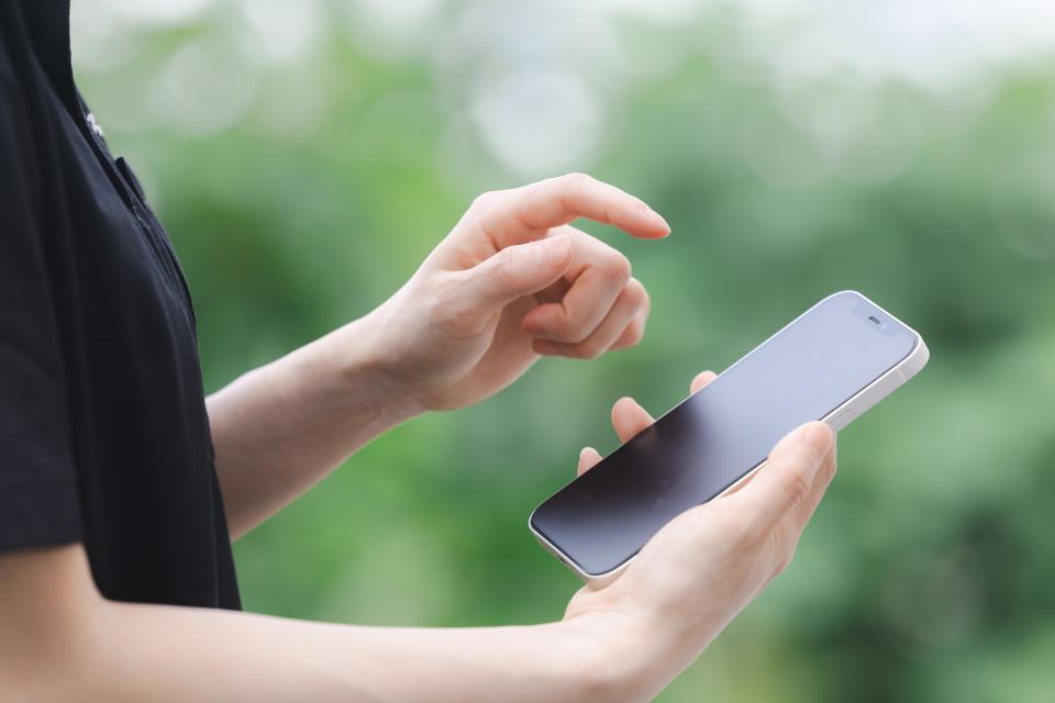 スマホで問い合わせている画像